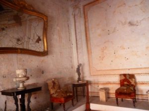 Espejo de la sala en planta alta destrozado por la balacera